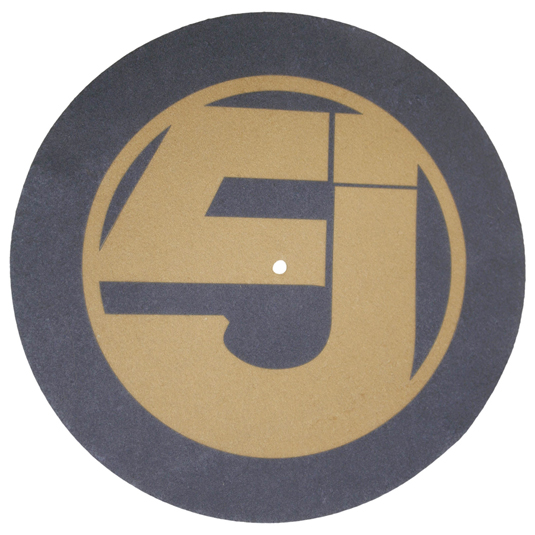 El diseño de logo de la banda incorpora la "J" y el número "5" en él.
